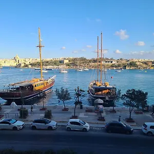  Apartment Spacious Seafront Next To Sliema-valeta Ferry